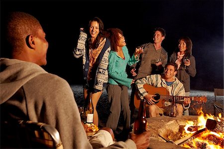 feuer - Strand mit Freunden feiern in der Nacht Stockbilder - Premium RF Lizenzfrei, Bildnummer: 614-06169405