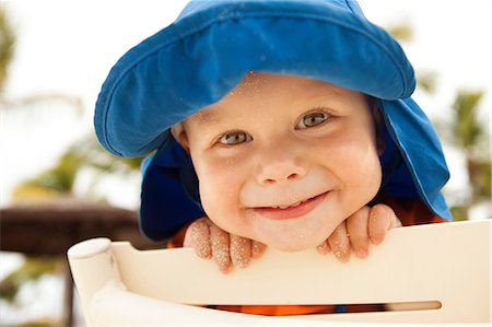 sonnenhut - Portrait d'un petit garçon, souriant à la caméra Photographie de stock - Premium Libres de Droits, Code: 614-06169426