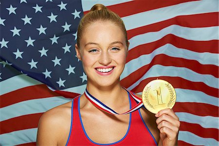 Jeune femme devant le drapeau des USA avec la médaille d'or Photographie de stock - Premium Libres de Droits, Code: 614-06169501