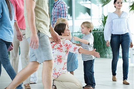 Mother hugging children at airport Foto de stock - Sin royalties Premium, Código: 614-06169538