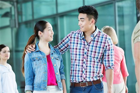 simsearch:614-06169585,k - Young couple walking together Foto de stock - Royalty Free Premium, Número: 614-06169561