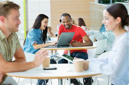 salles d'attente - Jeune couple dans la zone de la cantine, regardant pour ordinateur portable Photographie de stock - Premium Libres de Droits, Code: 614-06169584
