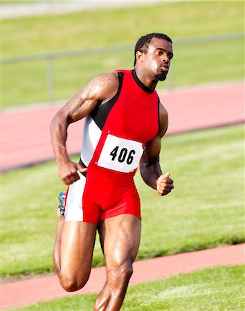 Athlète masculin en cours d'exécution sur la bonne voie Photographie de stock - Premium Libres de Droits, Code: 614-06311637