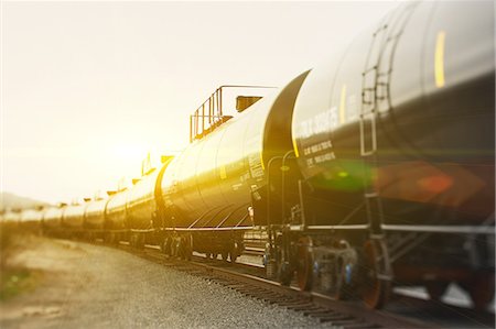 ferrocarriles - Railroad tanker cars in sunlight Foto de stock - Sin royalties Premium, Código: 614-06311742