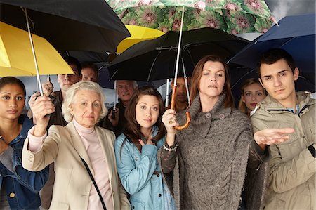 pluie - Groupe de personnes avec des parapluies Photographie de stock - Premium Libres de Droits, Code: 614-06311774
