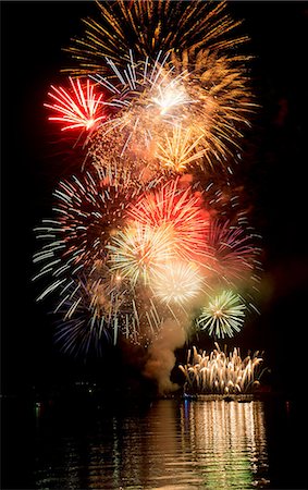 explotar - Firework display over water Foto de stock - Sin royalties Premium, Código: 614-06311853