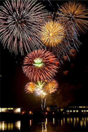 Firework display over water Fotografie stock - Premium Royalty-Free, Codice: 614-06311861