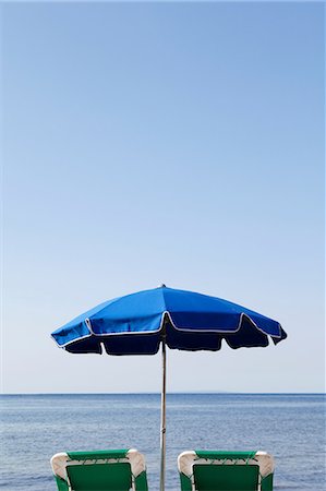 simsearch:614-06311878,k - Blue parasol and sun loungers by the sea Stock Photo - Premium Royalty-Free, Code: 614-06311878
