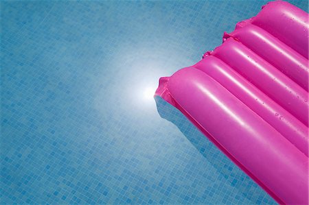 flotante - Pink inflatable in swimming pool Foto de stock - Sin royalties Premium, Código: 614-06311884