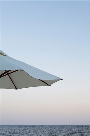 Parasol by the ocean at sunset Foto de stock - Sin royalties Premium, Código: 614-06311892