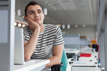 Man daydreaming at desk Foto de stock - Sin royalties Premium, Código: 614-06311928