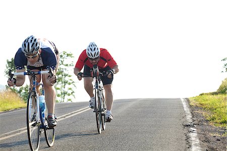 Deux cyclistes ou route, course en descente Photographie de stock - Premium Libres de Droits, Code: 614-06311978