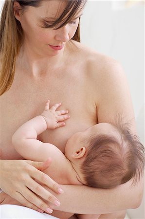 seio - Mother breastfeeding baby Foto de stock - Royalty Free Premium, Número: 614-06311996