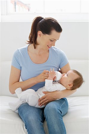 formule - Bouteille alimentation bébé de la mère Photographie de stock - Premium Libres de Droits, Code: 614-06311998
