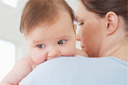 spalla - Baby girl on mother's shoulder Fotografie stock - Premium Royalty-Free, Codice: 614-06312028