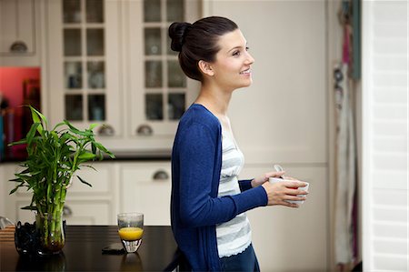 Jeune femme manger petit déjeuner Photographie de stock - Premium Libres de Droits, Code: 614-06335987