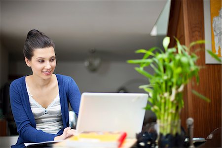 rebeca - Young woman working from home on laptop Foto de stock - Sin royalties Premium, Código: 614-06335990