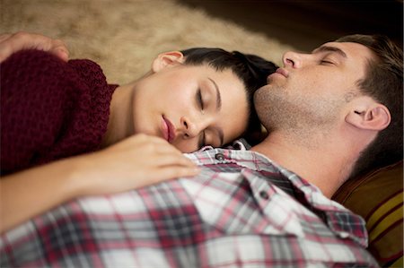 sin afeitar - Young couple sleeping, close up Foto de stock - Sin royalties Premium, Código: 614-06336002