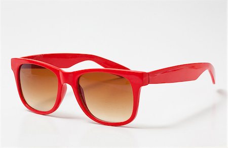 Paire de lunettes de soleil rouges Photographie de stock - Premium Libres de Droits, Code: 614-06336011