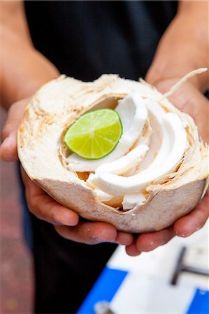 Person holding coconut with lime Foto de stock - Sin royalties Premium, Código: 614-06336197