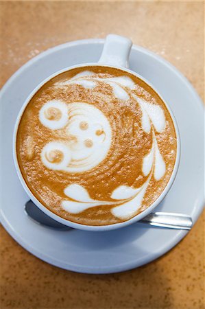 espuma (líquida) - Teddy bear and heart shapes in coffee foam Foto de stock - Sin royalties Premium, Código: 614-06336191