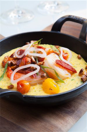 Dish of grits with shrimp in a skillet Foto de stock - Sin royalties Premium, Código: 614-06336220