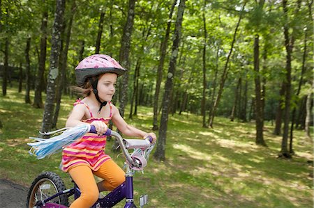 Girl cycling Foto de stock - Royalty Free Premium, Número: 614-06336293