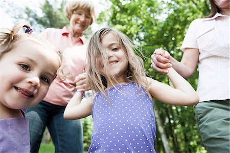 Famille de trois genration main dans la main, Candide Photographie de stock - Premium Libres de Droits, Code: 614-06336312