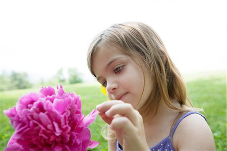 pureza (inocencia) - Girl with pink flower Foto de stock - Sin royalties Premium, Código: 614-06336322