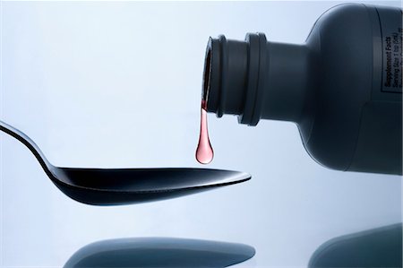 Medicine dripping on spoon Foto de stock - Sin royalties Premium, Código: 614-06336342