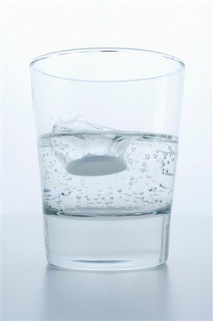 Pilule dans le verre d'eau Photographie de stock - Premium Libres de Droits, Code: 614-06336358