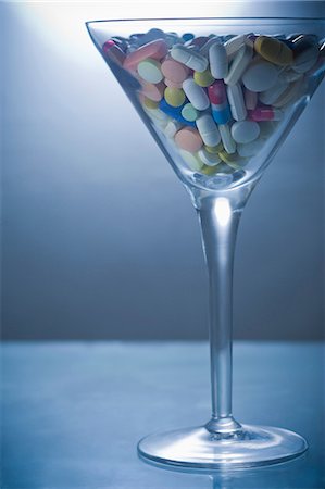 pictures of medicines tablet and capsule - Cocktail of pills Stock Photo - Premium Royalty-Free, Code: 614-06336360