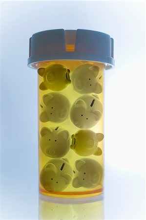 droga - Pill bottle filled with piggy banks Foto de stock - Sin royalties Premium, Código: 614-06336363