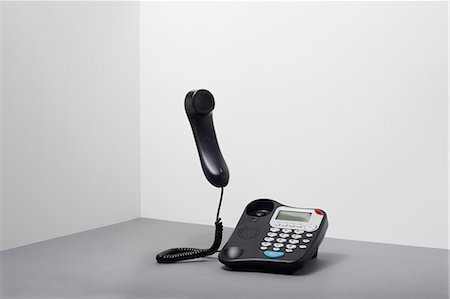 simsearch:614-06336410,k - Landline office phone off the hook Fotografie stock - Premium Royalty-Free, Codice: 614-06336394