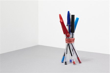 fourniture scolaire - Bundle of pens Foto de stock - Sin royalties Premium, Código: 614-06336397