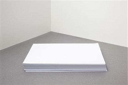 Stack of blank paper Foto de stock - Sin royalties Premium, Código: 614-06336407