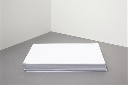 simsearch:614-06044421,k - Stack of blank paper Foto de stock - Sin royalties Premium, Código: 614-06336407