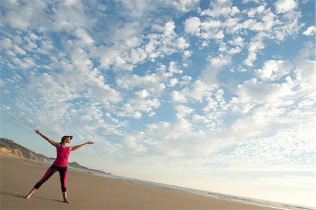 Young woman on beach with outstretched arms Fotografie stock - Premium Royalty-Free, Codice: 614-06336440