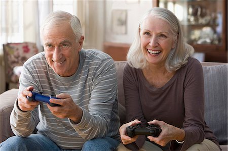 Senior couple playing video game Foto de stock - Sin royalties Premium, Código: 614-06336450