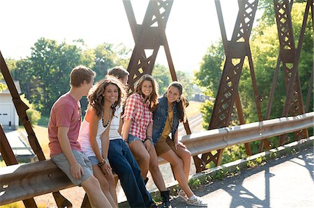 simsearch:614-06402544,k - Group of friends sitting on bridge Foto de stock - Sin royalties Premium, Código: 614-06402539