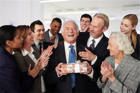 Colleagues giving gift to businessman Foto de stock - Sin royalties Premium, Código: 614-06402720