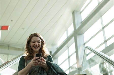soziales netzwerk - Junge Frau auf Rolltreppe mit smartphone Stockbilder - Premium RF Lizenzfrei, Bildnummer: 614-06402756