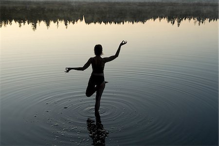 Woman in yoga pose in lake Foto de stock - Sin royalties Premium, Código: 614-06402785