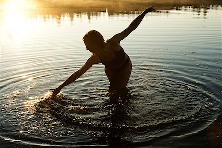 simsearch:614-09135005,k - Woman touching water in lake Fotografie stock - Premium Royalty-Free, Codice: 614-06402788