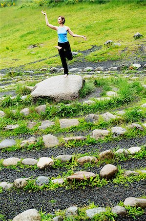 Woman in yoga pose on stone in maze Foto de stock - Sin royalties Premium, Código: 614-06402796