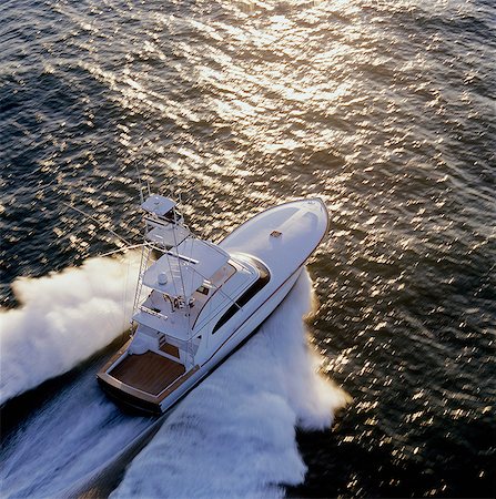 Voile de bateau à travers la mer de pêche sportive Photographie de stock - Premium Libres de Droits, Code: 614-06402866