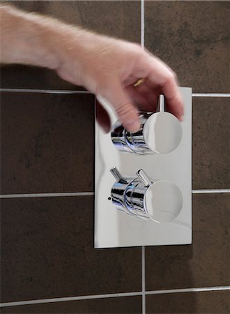 simsearch:614-06402949,k - Person turning a knob in the shower Foto de stock - Sin royalties Premium, Código: 614-06402952