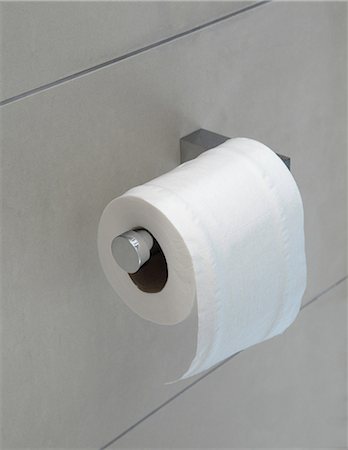 simsearch:614-06402946,k - Toilet roll on holder Foto de stock - Sin royalties Premium, Código: 614-06402985