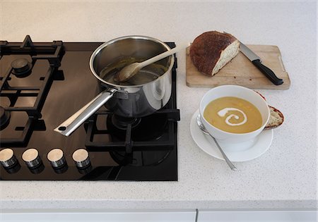 Homemade soup on kitchen counter Foto de stock - Sin royalties Premium, Código: 614-06402993