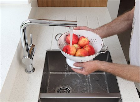 fregadero - Man washing apples Foto de stock - Sin royalties Premium, Código: 614-06403005